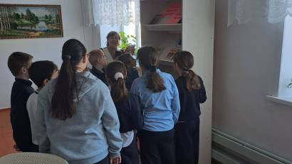 В школьной библиотеке была оформлена книжная выставка под названием «Книжный звездопад», которая собрала юных любителей чтения. 