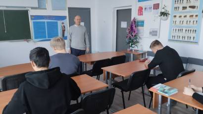 Кәсіби бағдар беруші Қ.Ж. Давренбеков он бірінші сынып оқушыларына мамандық таңдау, еңбек нарығы және білім беру бағыттары туралы маңызды әрі шабыттандыратын тәрбие сағатын өткізді.