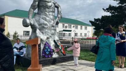 2026 жылғы 9 мамырда Казанка ауылдық округі әкімінің аппараты, сондай-ақ «Казанка ЖОББМ» КММ педагогикалық ұжымы мен оқушылары Жеңіс обелискісіне гүл шоқтары мен гүлдер қою рәсіміне қатысты.