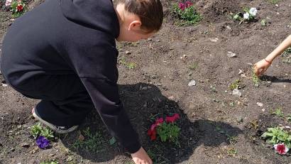 Жалпыұлттық экологиялық акция аясында КММ «Қазанка жалпы білім беретін мектебінде» мектеп аумағын абаттандыру, гүлзарларға күтім жасау бойынша жұмыстар жүргізілді.